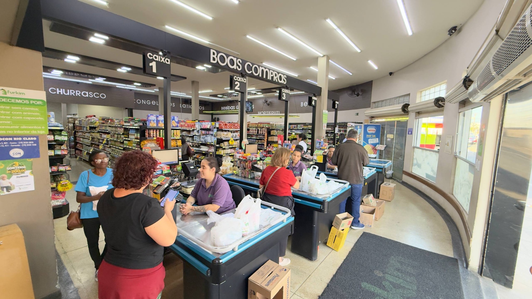 Área de atendimento e checkouts no Furkim Supermercado